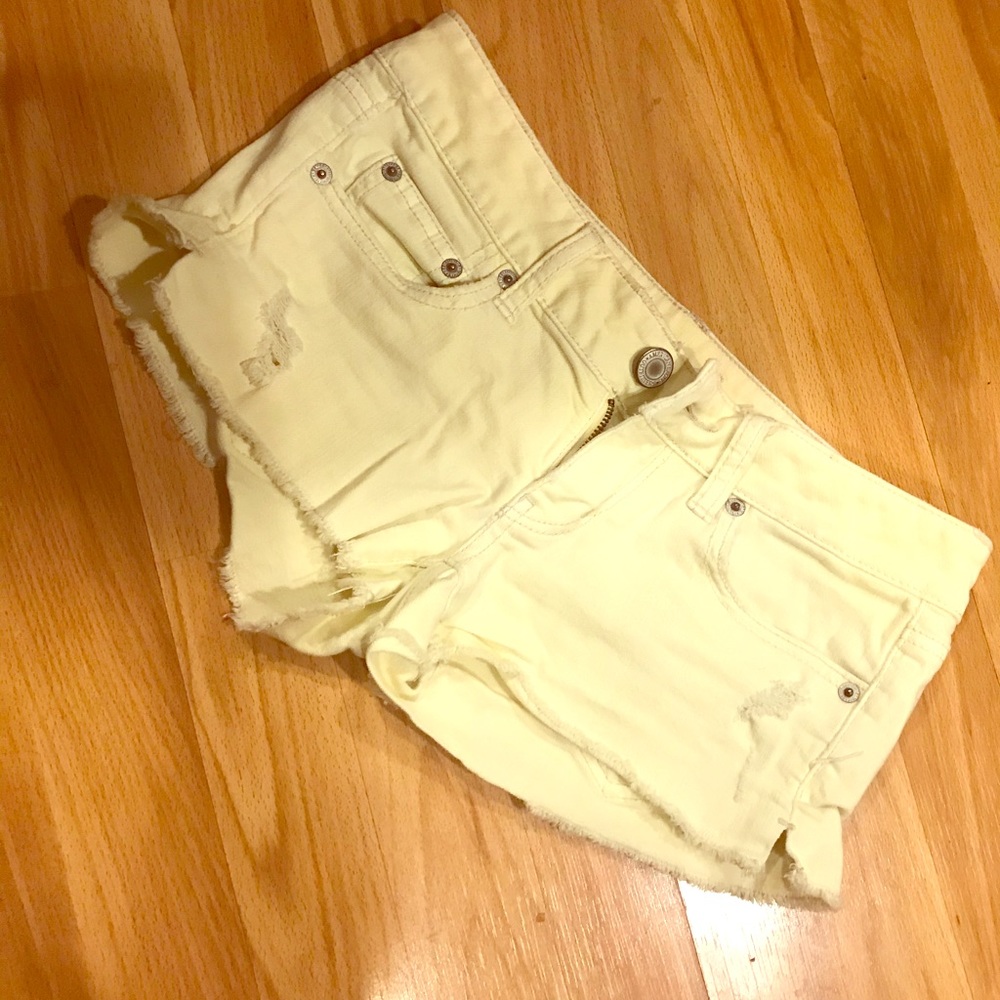 Light yellOW AE shorts size 2